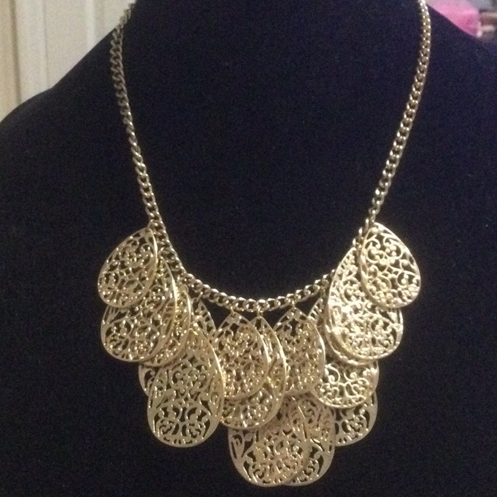 Elegant Gold Filigree Necklace
